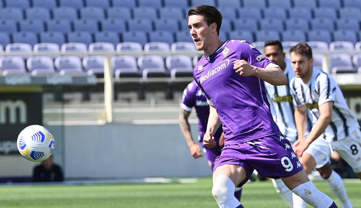 Antonio Conte menaruh perhatian kepada Dusan Vlahovic usai bermain apik di Fiorentina dua musim terakhir ini. Vlahovic sebenarnya telah menjadi rencana pembelian Fabio Paratici di awal musim ini, namun enggan dilepas klubnya. (AFP/Vincenzo Pinto)