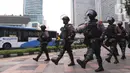 Aparat kepolisian bersenjata lengkap melakukan patroli di kawasan Bundaran Hotel Indonesia (HI),  Jakarta, Rabu (12/5/2021). Pengamanan ketat tersebut dilakukan untuk menjaga perayan Idul Fitri 1442 di jantung Ibu Kota. (Liputan6.com/Angga Yuniar)