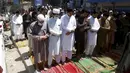 Umat muslim melaksanakan sholat Jumat selama bulan suci Ramadhan di luar masjid di Peshawar, Pakistan, Jumat (23/4/2021). (AP Photo/Muhammad Sajjad)