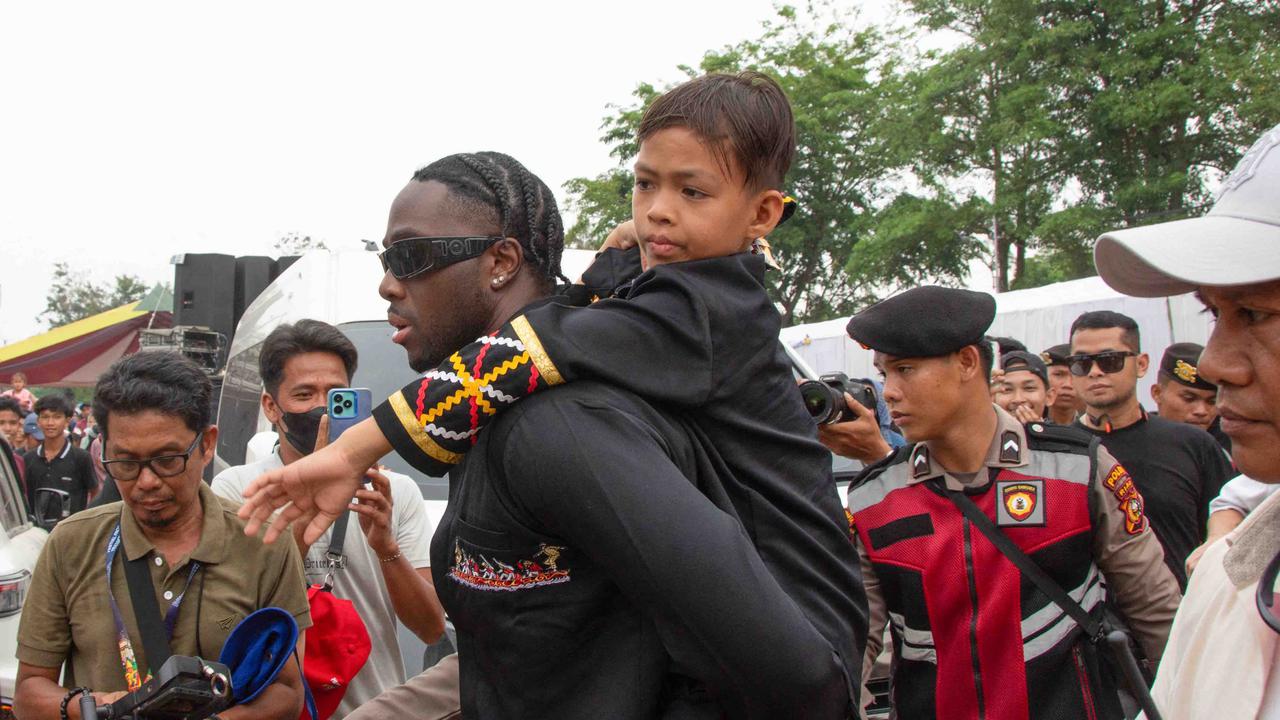 FOTO: Momen Akrab Dhika Bocah Penari Pacu Jalur Viral Digendong Rapper Amerika