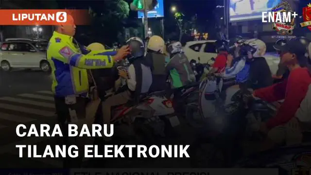 Jajaran Satlantas Polresta Semarang menunjukkan cara tilang elektronik saat di jalan mengundang perhatian