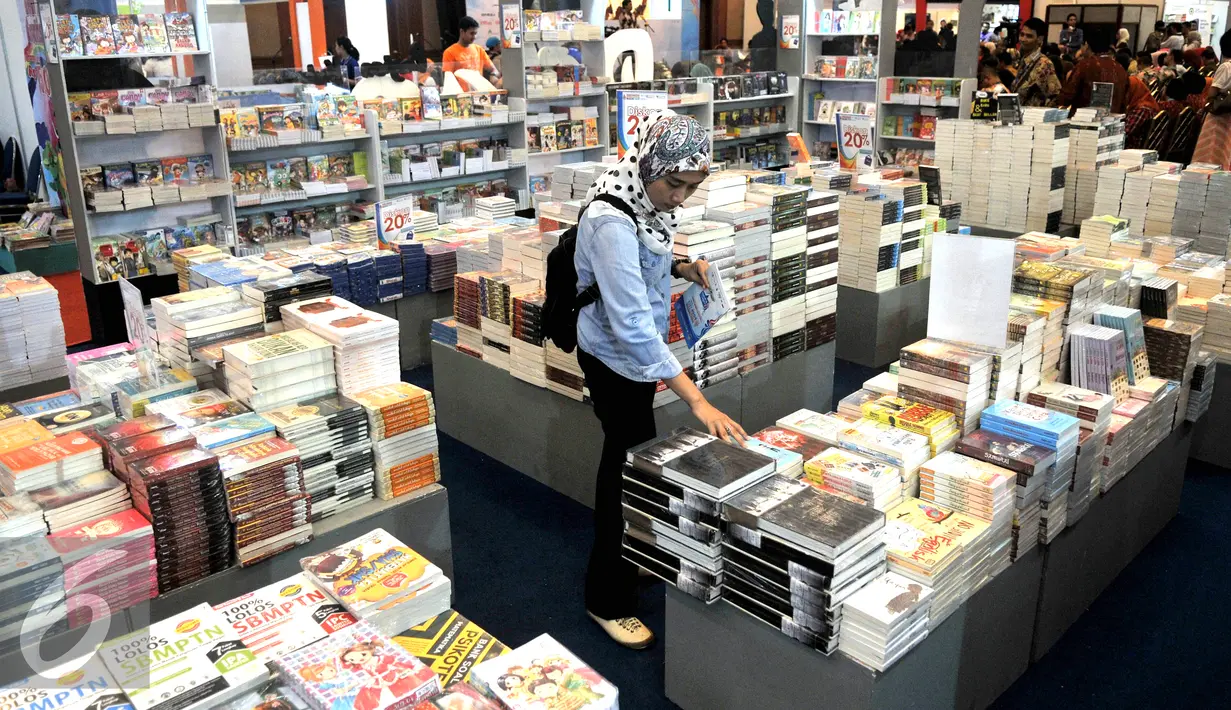 Pengunjung melihat buku di acara pembukaan pameran  Indonesia International Book Fair (IIBF) 2015, JCC Senayan, Jakarta, Rabu (2/9/2015). Pameran Buku yang berlangsung hingga tanggal 6 September mendatang. (Liputan6.com/Johan Tallo)