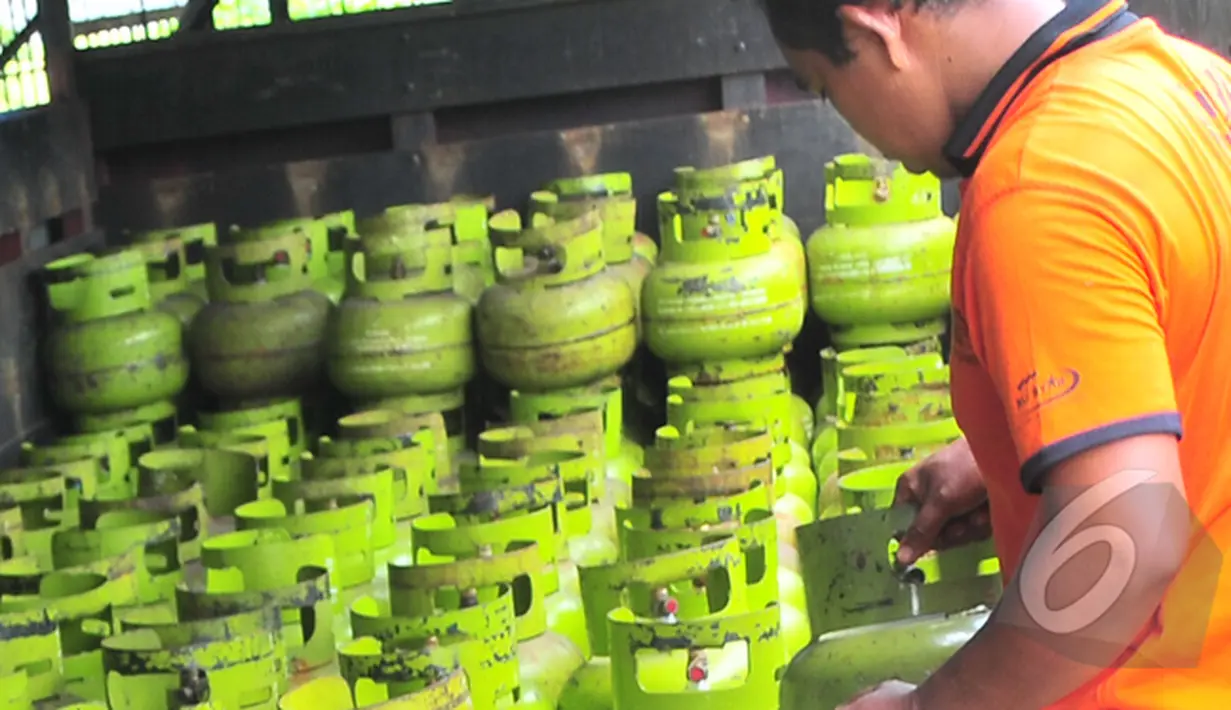 Seorang pekerja tampak sedang memeriksa tabung gas elpiji, Jakarta, Sabtu (28/2/2015). Kelangkaan gas 3 kg  di beberapa daerah  terjadi nyaris bersamaan dengan kenaikan harga beras. (Liputan6.com/Yoppi Renato)