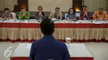 Pansel Calon Pimpinan Ombudsman RI (Pansel ORI) melakukan tes wawancara terbuka di Gedung Sektretariat Negara, Jakarta, Selasa (27/10). Pansel ORI hari ini memulai tes wawancara terhadap 36 kandidat hingga 30 Oktober 2015. (Liputan6.com/Faizal Fanani)