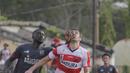 Penyerang Madura United, Pablo Aracil, duel bola atas dengan bek Persiba Balikpapan, Boakay Edy Fodai, pada laga uji coba di Stadion Ahmad Yani, Sumenep, Sabtu (20/2/2016). (Bola.com/Vitalis Yogi Trisna)