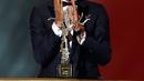 Striker Paris Saint-Germain, Kylian Mbappe menerima penghargaan Trophee Kopa pada seremoni Ballon d'Or 2018 di Grand Palais, Senin (3/12). Mbappe menjadi pemain pertama dalam sejarah yang memenangi penghargaan Trophee Kopa. (AP/Christophe Ena)