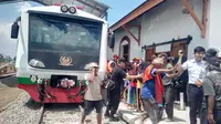 Beberapa petugas tengah menertibkan pengunjung warga sekitar yang akan mencoba gerbong kereta, saat uji coba kereta di stasiun Wanaraja beberapa waktu lalu (Liputan6.com/Jayadi Supriadin)