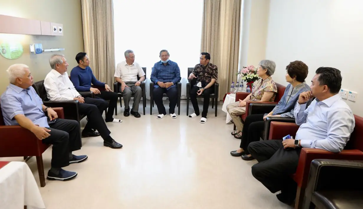 PM Singapura, Lee Hsien Loong dan Wakil PM Singapura, Mr. Teo Chee Hean menjenguk Ani Yudhoyono di National University Hospital, Singapura, Jumat (15/2). Ani Yudhoyono tengah dirawat intensif karena sakit kanker darah. (Liputan6.com/HO/Anung Anandito)