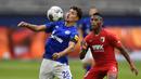 Pemain Augsburg, Carlos Gruezo, berebut bola dengan Schalke 04, Alessandro Schoepf, pada laga Bundesliga di Veltins-Arena, Minggu (24/5/2020). Augsburg menang dengan skor 3-0 atas Schalke 04. (AP/Martin Meissner)
