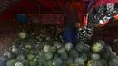 Pedagang menyortir buah blewah yang dijajakan di Pasar Induk Kramat Jati, Jakarta, Kamis (24/5). Harga buah blewah selama bulan suci Ramadan masih stabil dan dijual dengan harga Rp 7.000 per Kg.  (Merdeka.com/Imam Buhori)