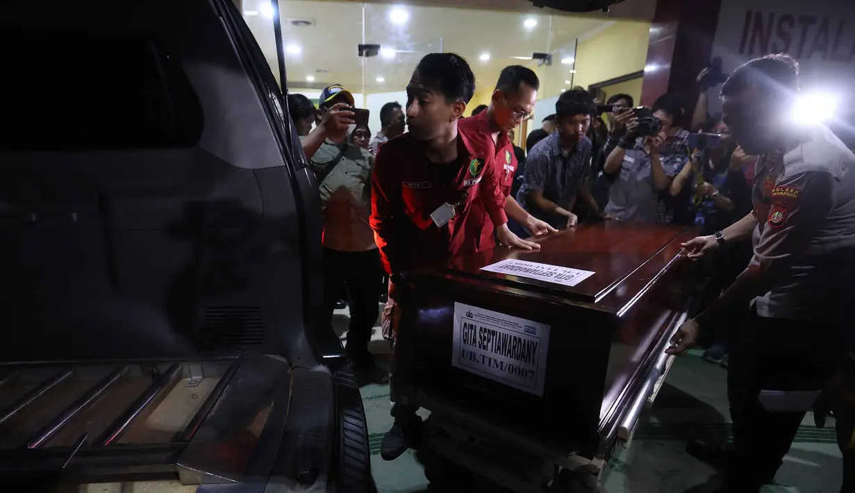 Petugas membawa peti jenazah salah satu korban kecelakaan kereta api, yang melibatkan KA Argo Bromo Anggrek dan KRL Commuter Line di Stasiun Bekasi Timur, usai diidentifikasi di Rumah Sakit Polri Kramat Jati, Jakarta Timur, Selasa (28/4/2026). (Kapanlagi.com/Budy Santoso)