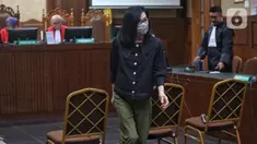 Terdakwa suap kepada hakim pemberi vonis bebas Gregorius Ronald Tannur, Meirizka Widjaja usai mengikuti sidang pembacaan dakwaan di Pengadilan Tindak Pidana Korupsi (Tipikor) Jakarta, Senin (10/2/2025). (Liputan6.com/Angga Yuniar)