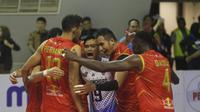 Selebrasi pemain Jakarta Bhayangkara Presisi Rendy Tamamilang dan rekan-rekannya saat menghadapi Jakarta LavAni Allo Bank pada seri ketiga putaran pertama PLN Mobile Proliga 2023 di&nbsp;GOR PSCC Palembang, Sabtu (21/1/2023). (foto: PBVSI)