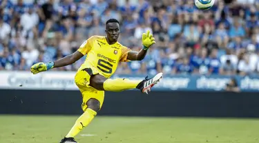 Kiper Rennes, Edouard Mendy menendang bola saat bertanding melawan Strasbourg pada L1 Prancis di di Strasbourg, Prancis pada 25 Agustus 2019. Chelsea resmi  memboyong kiper asal Senegal itu dari klub Prancis, Rennes. (AP Photo/Jean-Francois Badias)