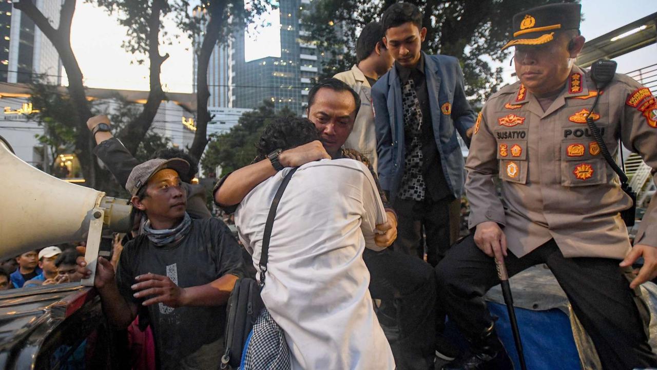 Mensesneg temui mahasiswa di aksi Indonesia Gelap