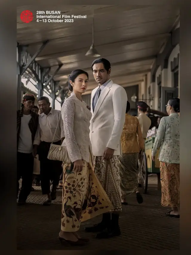 6 Pesona Fearless Dian Sastro Kenakan Kebaya Monokrom di Serial Gadis Kretek yang Masuk Busan International Film Festival 2023
