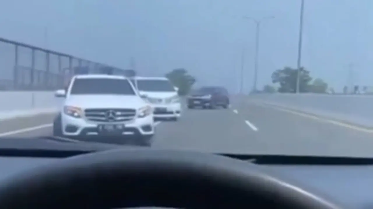 Rombongan mobil mewah diduga lawan arah saat melintas di Jalan Tol Depok–Antasari (Istimewa)