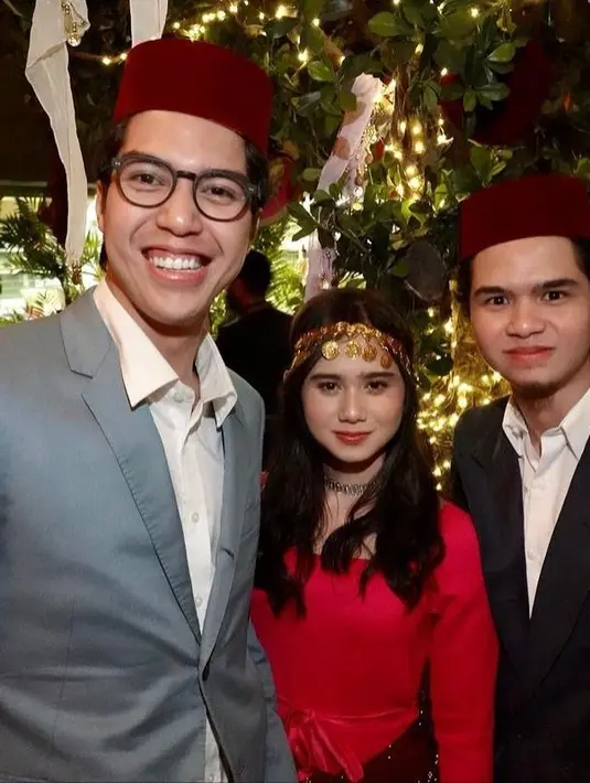 Tak lupa foto bareng calon kakak ipar, El Rumi. mereka kompak pakai aksesori khas timur tengah, nih. [Instagram/tissabiani]