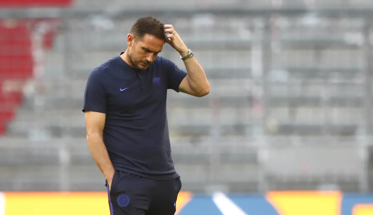 Pelatih Chelsea, Frank Lampard, tampak lesu usai ditaklukkan Bayern Munchen pada laga Liga Champions di Allianz Arena, Sabtu (8/8/2020). Bayern Munchen menang 4-1 atas Chelsea. (AP/Matthias Schrader)