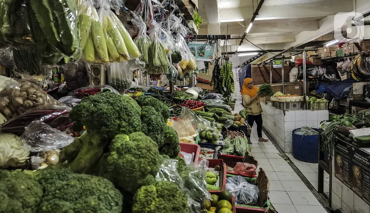 Aktivitas pedagang kebutuhan pokok di Pasar Pos Pengumben, Jakarta, Minggu (6/3/2022). Data Info Pangan Jakarta mencatat per 3 Maret 2022, harga cabai rawit merah sudah menembus Rp 71.957 per kilogram. (Liputan6.com/Johan Tallo)
