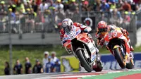 Andrea Dovizioso dan Marc Marquez terlibat persaingan sengit di MotoGP Austria 2017. (AP Photo/Kerstin Joensson)
