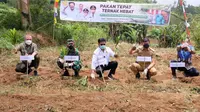 Menteri Pertanian Syahrul Yasin Limpo saat meletakkan batu pertama  pembangunan kandang pada kegiatan pengembangan ternak sapi perah dan Gerakan menanam tanaman pakan ternak berkualitas di Desa Tonasa, Kecamatan Tombolano, Kabupaten Gowa, Provinsi  Sulawesi Selatan, Selasa (16/3/2021).