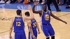 Para Pemain Golden State Warriors  merayakan kemenangan atas Oklahoma City Thunder 108-101 pada lanjutan final wilayah barat NBA Playoffs 2016 di Chesapeake Energy Arena, Oklahoma City, (29/5/2016) WIB. (Kevin Jairaj-USA TODAY Sports)