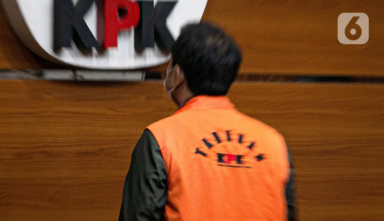 Wakil Ketua DPR Azis Syamsuddin dihadirkan dalam keterangan pers terkait penetapan dan penahanannya di Gedung KPK Jakarta, Sabtu (25/9/2021). KPK resmi menahan Azis Syamsuddin sebagai tersangka kasus dugaan suap penanganan perkara di Kabupaten Lampung Tengah (Liputan6.com/Faizal Fanani)