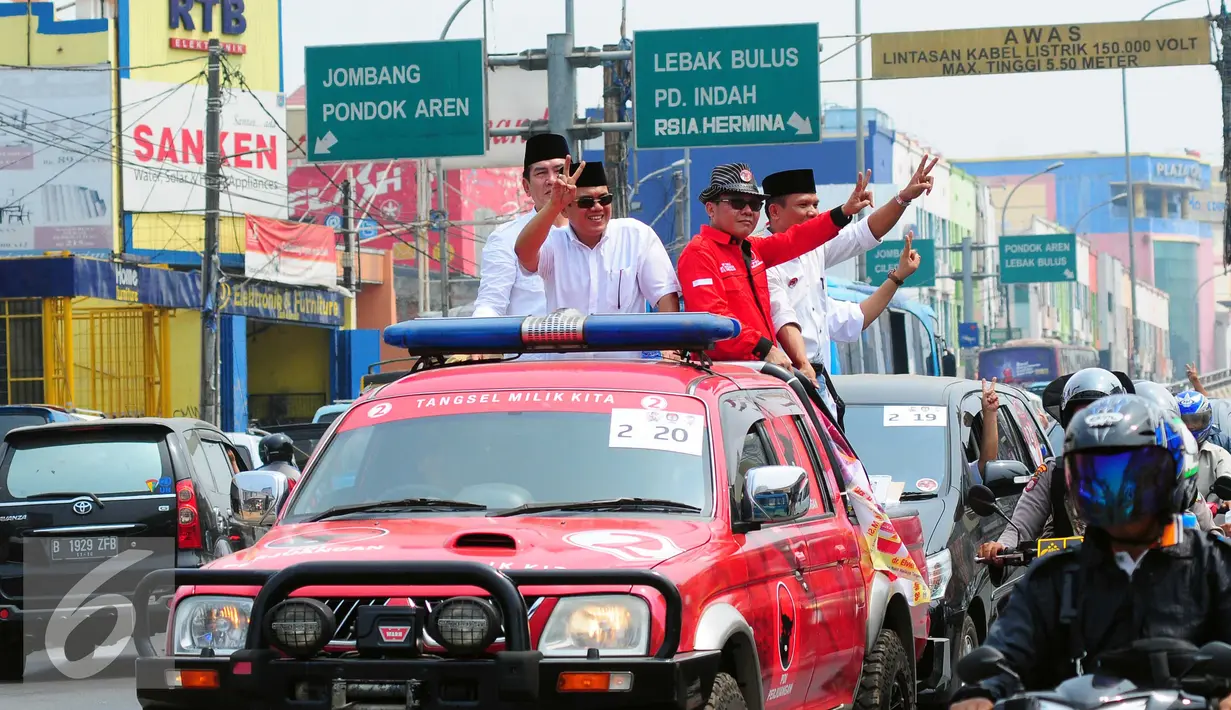 Para calon Calon Walikota Tangerang Selatan mengikuti Karnaval Sosialisasi Pilkada Damai Kota Tangerang Selatan, Minggu (20/9/2015) KPUD Kota Tangsel mengajak masyarakat untuk mensukseskan Pilkada Serentak. (Liputan6.com/Helmi Afandi)