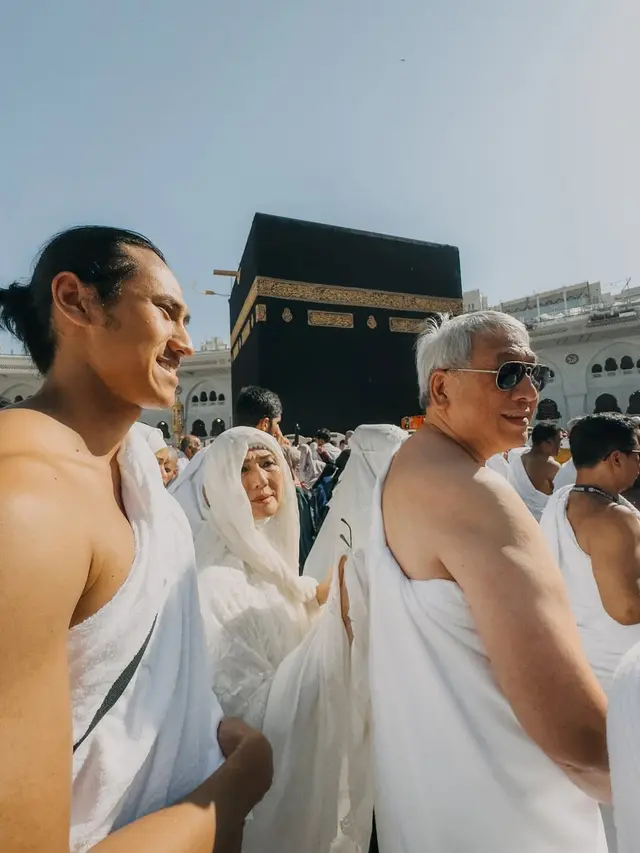Hana Malasan dan Sean Gelael Umroh