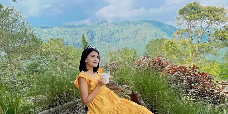 Potret Tania Putri Tampil Menawan dengan Outfit Berwarna Pastel