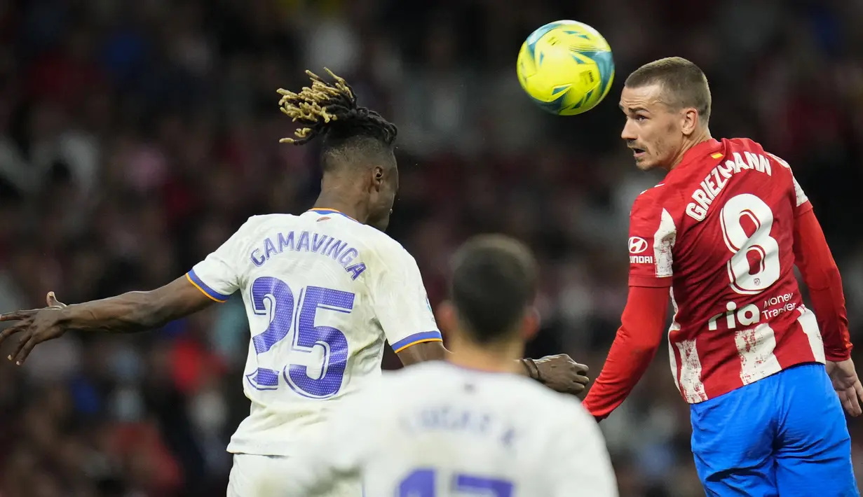 <p>Penyerang Atletico Madrid Antoine Griezmann berebut bola dengan gelandang Real Madrid Eduardo Camavinga dalam laga pekan ke-35 Liga Spanyol di Wanda Metropolitano, Senin (9/5/2022) dini hari WIB. Atletico Madrid berhasil menang dengan skor tipis 1-0 atas Real Madrid. (AP Photo/Manu Fernandez)</p>