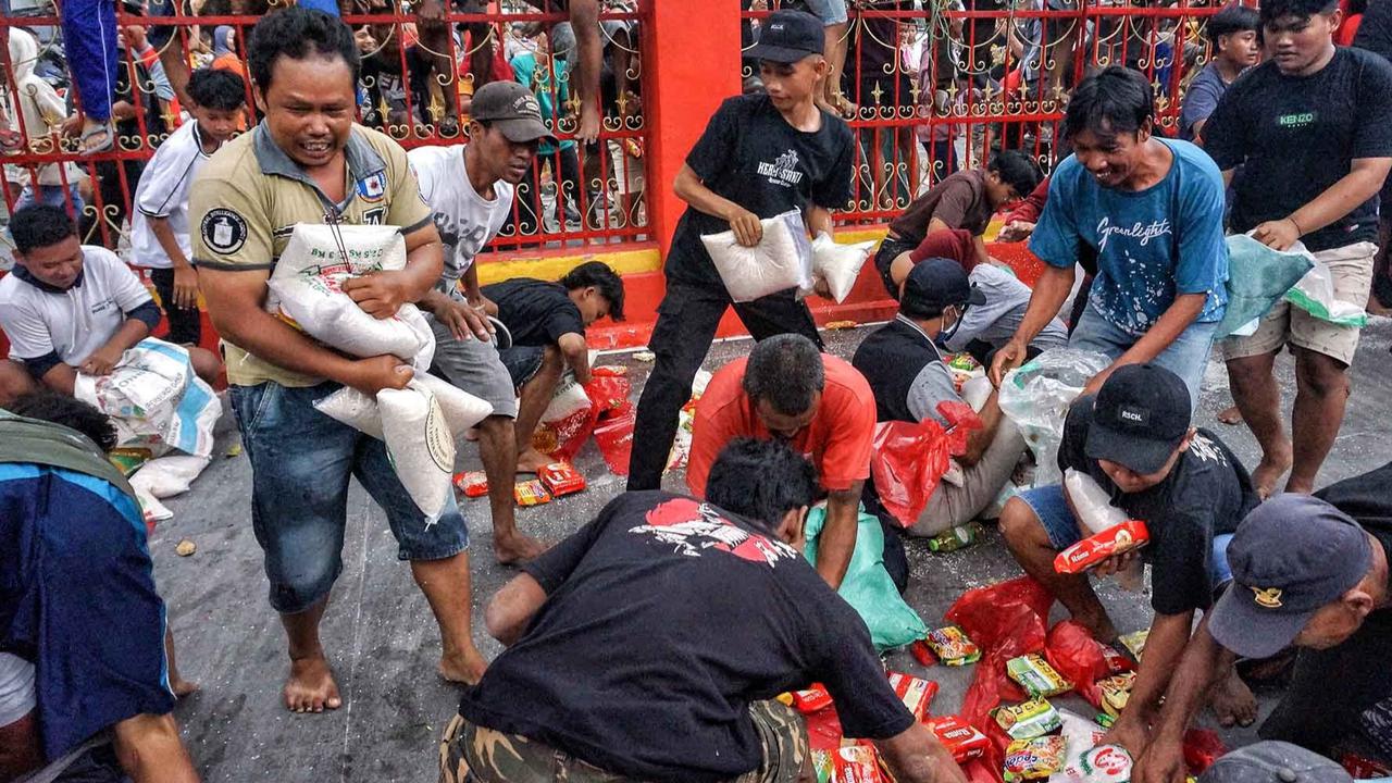 FOTO: Antusias Warga Rebutan Bahan Makanan dalam Festival Hantu Lapar