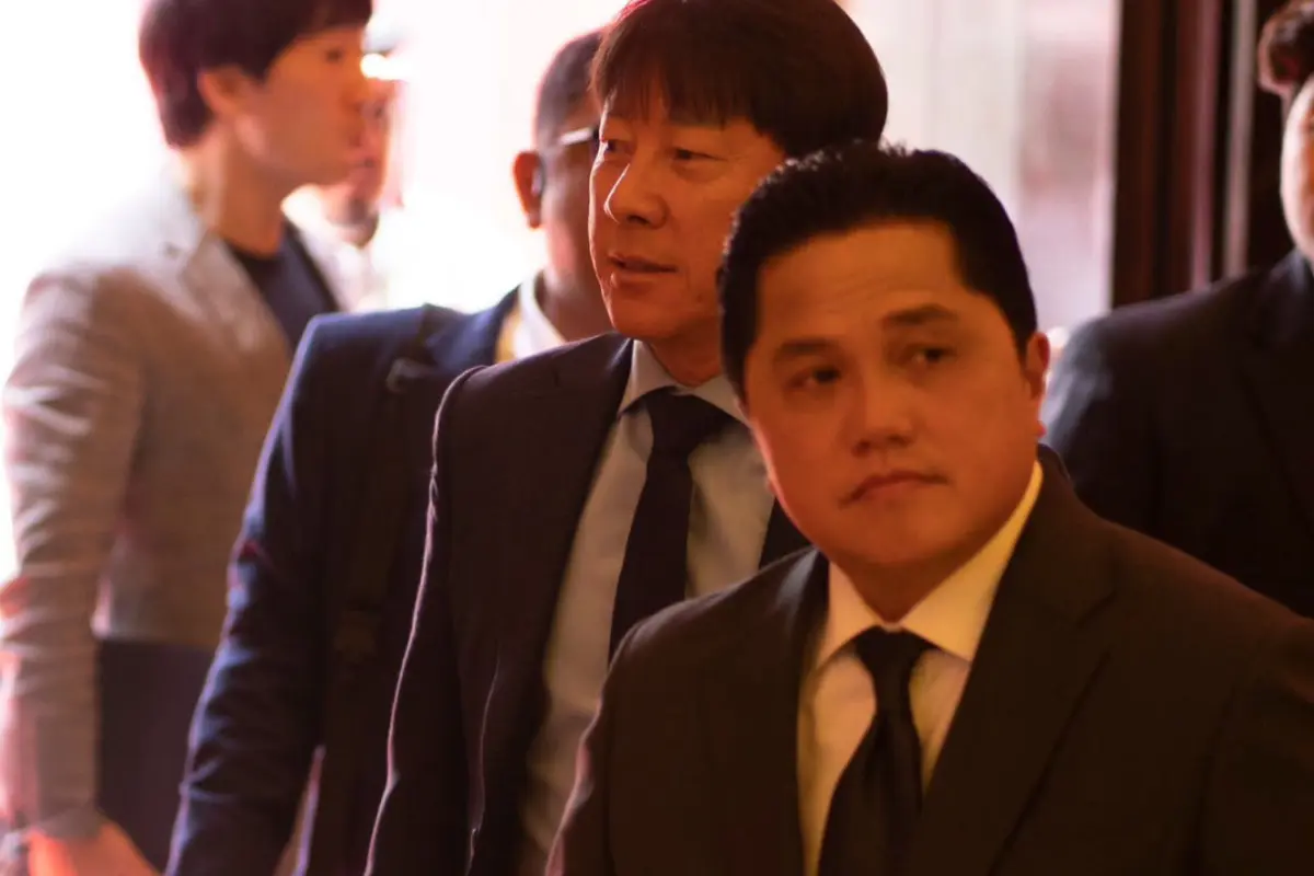 Ketua PSSI, Erick Thohir (kanan), bersama pelatih Timnas Indonesia, Shin Tae-yong, ketika mengikuti drawing Piala Asia 2023 di Doha, Qatar.