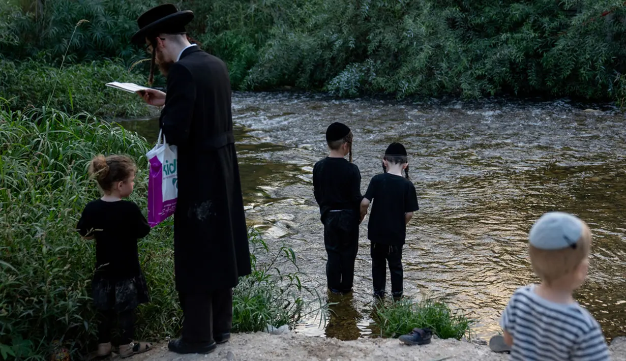 Upacara Tashlich dilakukan sebelum perayaan Hari Raya Yom Kippur, hari paling suci dalam agama Yahudi. (AP Photo/Ohad Zwigenberg)