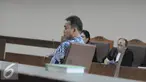 Panitera Pengadilan Negeri Jakarta Pusat, Edy Nasution menjalani sidang tuntutan terkait kasus suap di Pengadilan Tipikor, Jakarta, Senin (21/11). Setelah dibacakan isi tuntutan setebal 284 halaman,  Edy terbukti menerima suap. (Liputan6.com/Helmi Afandi)