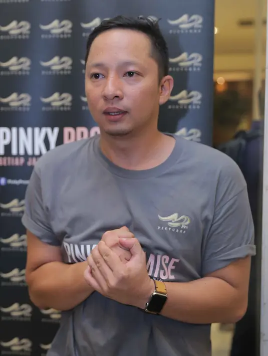 Ringgo Agus Rahman mengaku kecanduan rokok sejak masih duduk SMA. Hingga kini, ia masih belum bisa berhenti dari ketergantungan rokok. Ia mengaku bahwa pergaulan yang menjadi penyebabnya. (Andy Masela/Bintang.com)