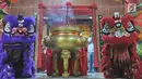 Barongsai melakukan persembahyangan di Vihara Kwan In Thang, Pondok Cabe, Tangsel, Banten, Senin (4/2). Sembahyang jelang Tahun Baru Imlek 2570 juga untuk pengharapan kehidupan lebih baik di tahun Babi Tanah mendatang. (Merdeka.com/Arie Basuki)