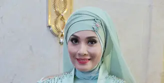 Banyak pasangan selebriti memiliki tradisi masing-masing saat menjalani puasa Ramadan. Begitu juga dengan Artis senior Elma Theana. Ada kewajiban bagi anggota keluarganya saat Ramadan. (Adrian Putra/Bintang.com)