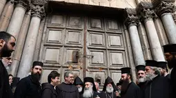 Patriark Orthodoks Yunani Yerusalem, Theophilos III memberi pernyataan soal penutupan Gereja Makam Kudus di Kota Tua Yerusalem, Minggu (25/2). Dia juga memprotes UU yang yang memungkinkan pemerintah Israel menyita tanah gereja. (GALI TIBBON/AFP)