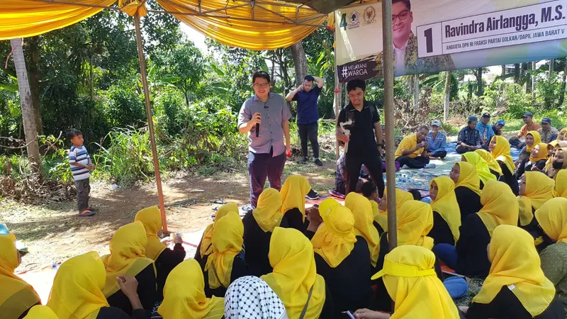 Airlangga Ravindra di hadapan warga Waringin Jaya, Bojong Gede, Kabupaten Bogor, Jumat (22/12/2023). (Istimewa)