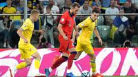 Striker Timnas Inggris, Harry Kane (tengah), membawa bola dibayangi oleh dua pemain Ukraina dalam laga Grup C Kualifikasi Euro 2024 di Wroclaw, Polandia, Sabtu (9/9/2023). (AP Photo/Czarek Sokolowski)