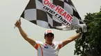 Juara Dunia MotoGP 2013 dan 2014, Marc Marquez membentangkan bendera start di Sirkuit Sentul, Bogor, (21/10/2014). (Liputan6.com/Helmi Fithriansyah)