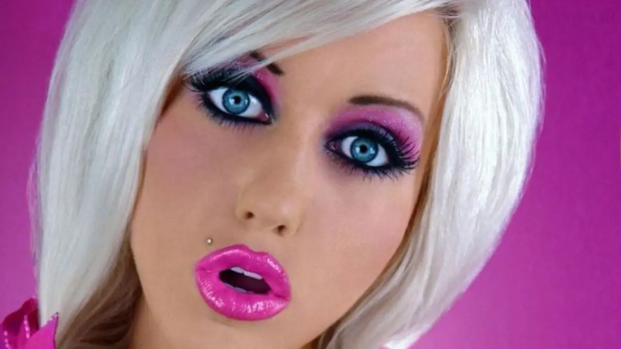 Make up mirip Barbie