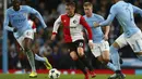 Aksi pemain Feyenoord, Sam Larsson (tengah) saat melewati adangan para pemain Manchester City pada laga group F Liga Champions di Etihad Stadium, Manchester, (21/11/2017). City menang 1-0. (AP/Dave Thompson)