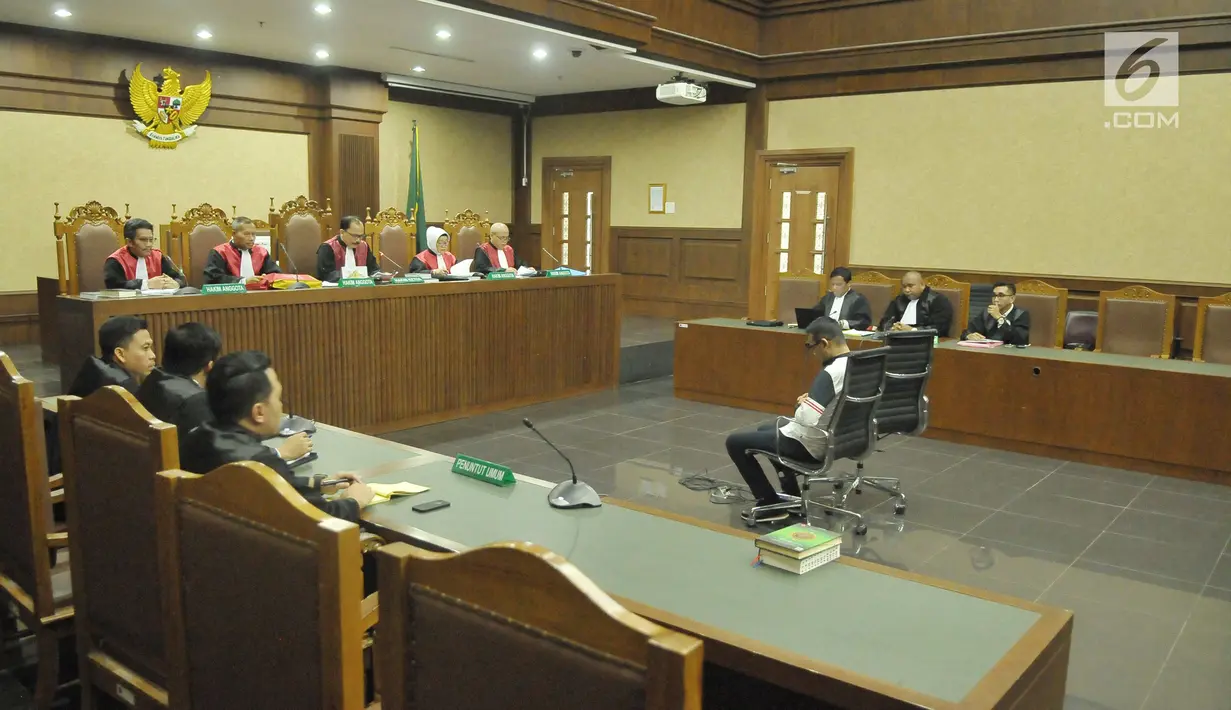 Direktur PT Merial Esa, Fahmi Darmawansyah saat menjalani sidang vonis di Tipikor, Jakarta (24/5). Fahmi Darmawansyah juga diwajibkan membayar denda Rp 150  juta subsidair 3 bulan kurungan. (Liputan6.com/Helmi Afandi)