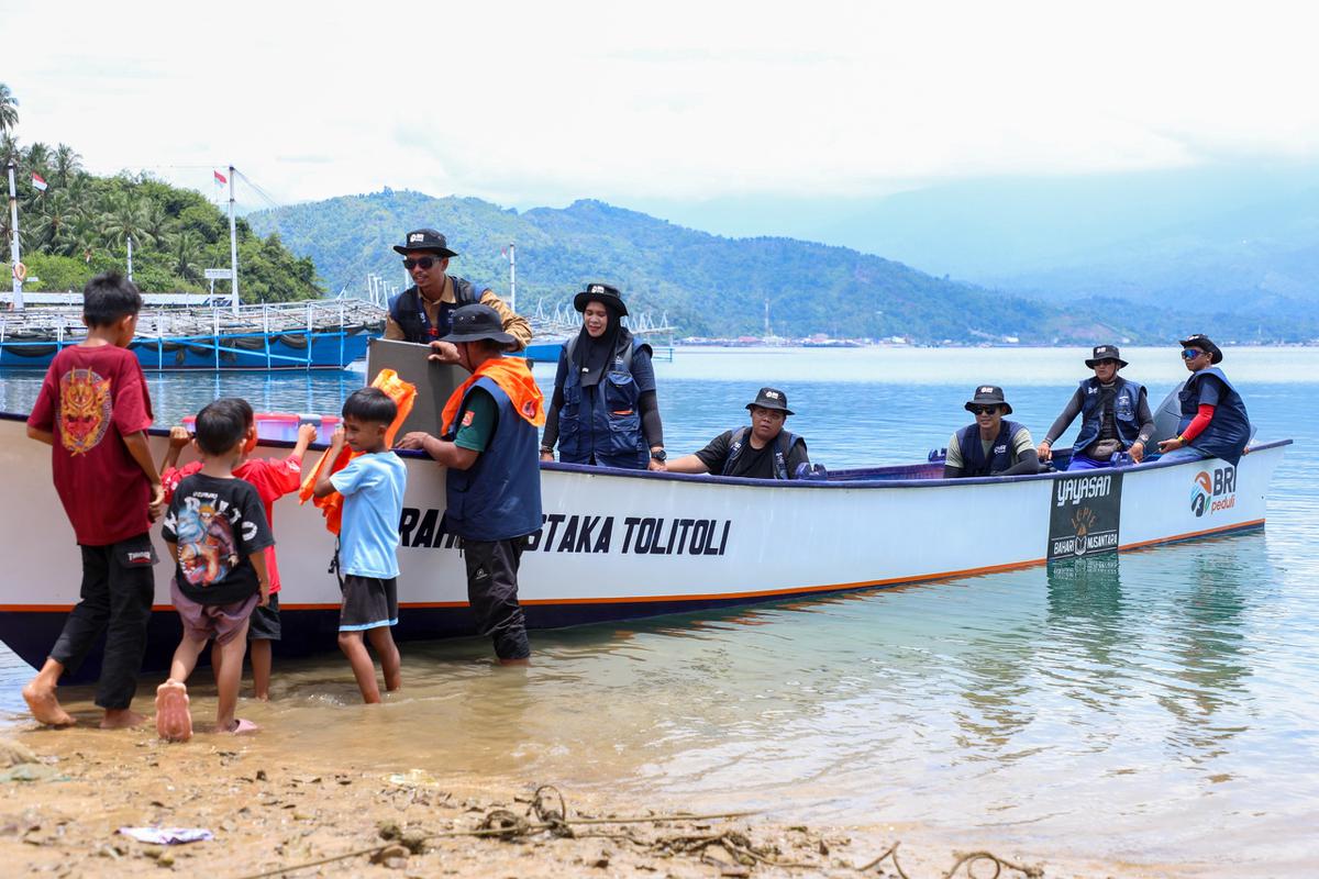 BRI Peduli Salurkan Bantuan Perahu Literasi Wilayah Pesisir Tolitoli