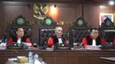 Ketua MKD DPR Nazaruddin Dek Gam (tengah) didampingi pimpinan lain saat memimpin sidang pembacaan pembacaan putusan kasus dugaan pelanggaran kode etik di Mahkamah Kehormatan Dewan (MKD), Kompleks Parlemen, Senayan, Jakarta, Rabu (5/11/2025). Dalam amar putusan yang dibacakan Wakil Ketua MKD, Adang Daradjatun dalam persidangan dugaan pelanggaran etik, secara umum, Adang mengatakan keputusan Mahkamah Partai Politik masing-masing teradu itu sudah tepat yakni menonaktifkan kelimanya dari keanggotaan DPR. (merdeka.com/Arie Basuki)