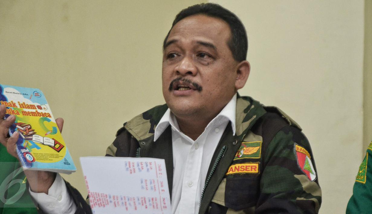 Wakil Ketum GP Ansor Benny Rhamdani menunjukkan buku pelajaran tingkat TK berjudul Anak Islam Suka Membaca yang isinya memuat unsur radikalisme dan beredar di Depok, saat jumpa pers di Kantor GP Ansor, Jakarta, Rabu (20/1). (Liputan6.com/Faizal Fanani)
