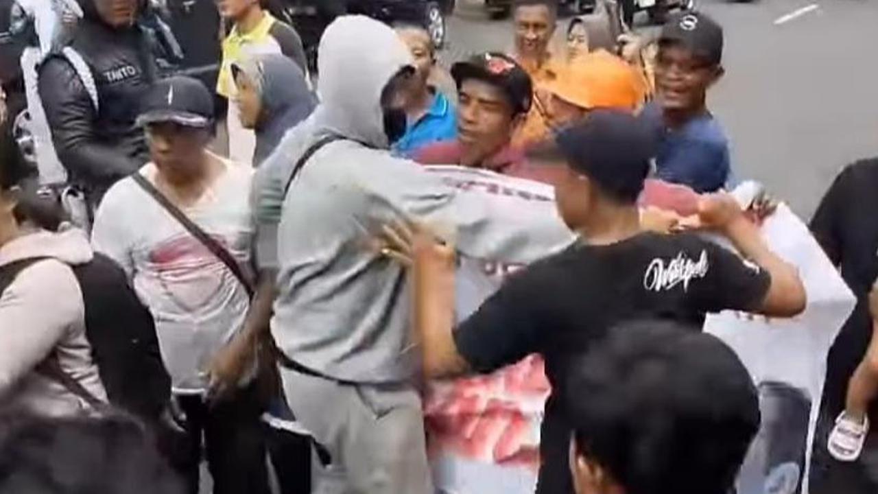 Tak lama berselang, datang Ketua DPC PDI Perjuangan Gunungkidul yang juga Ketua DPRD Kabupaten Gunungkidul Endah Subekti Kuntariningsih.